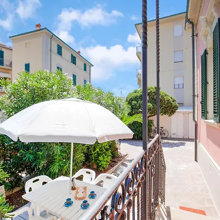 Elegant In With A Sea View Apartment